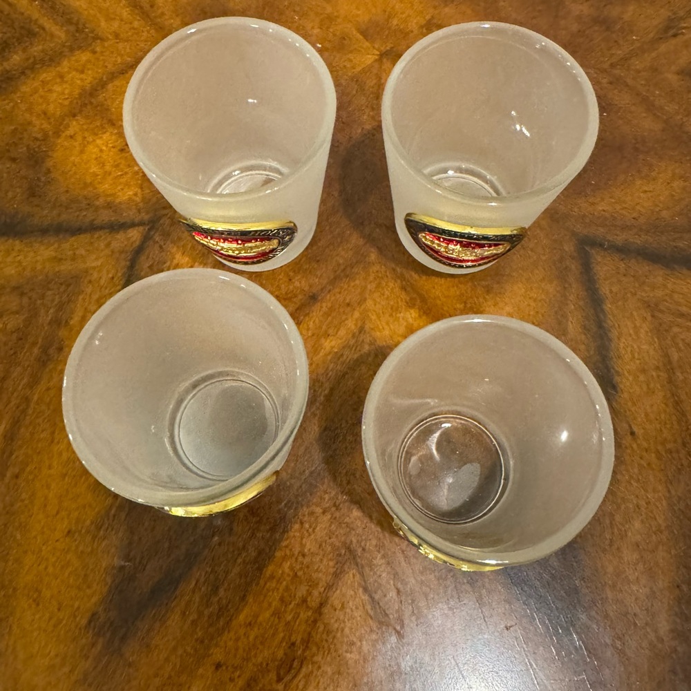 Set of 4  The White House  Frosted Shot Glasses withh metal etched emblem. - Picture 5 of 5